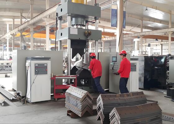 máquina de dobra do aquecimento do ângulo do Cnc da pressão do tanque de óleo 3150KN na indústria da torre do ferro