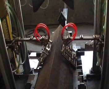 Máquina de curvatura por aquecimento CNC para ângulo e chapa modelo HQ200?? 600