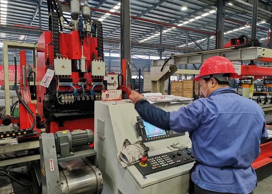 Linha de Produção de Puncionamento CNC para Chapa Plana de Longarina Automotiva de 4000 - 8000mm de Comprimento, Força Nominal de 1200KN