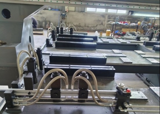 Máquina de Perfuração CNC Automatizada de Placas com Força de Fixação de 7,5KN, Largura da Ranhura em T de 28mm, Potência de Refrigeração de 0,45KW