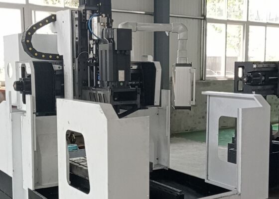 Máquina de perfuração e fresagem de chapas CNC de uso industrial com transportador de chips