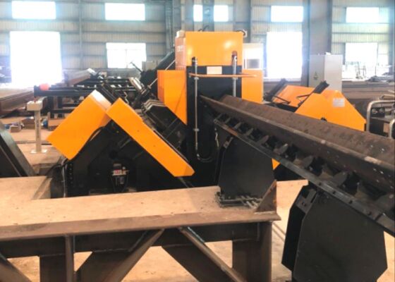 Máquina de linha de ângulo CNC Ângulos de aço de tamanhos até 250x250x32m com capacidades de marcação de perfuração